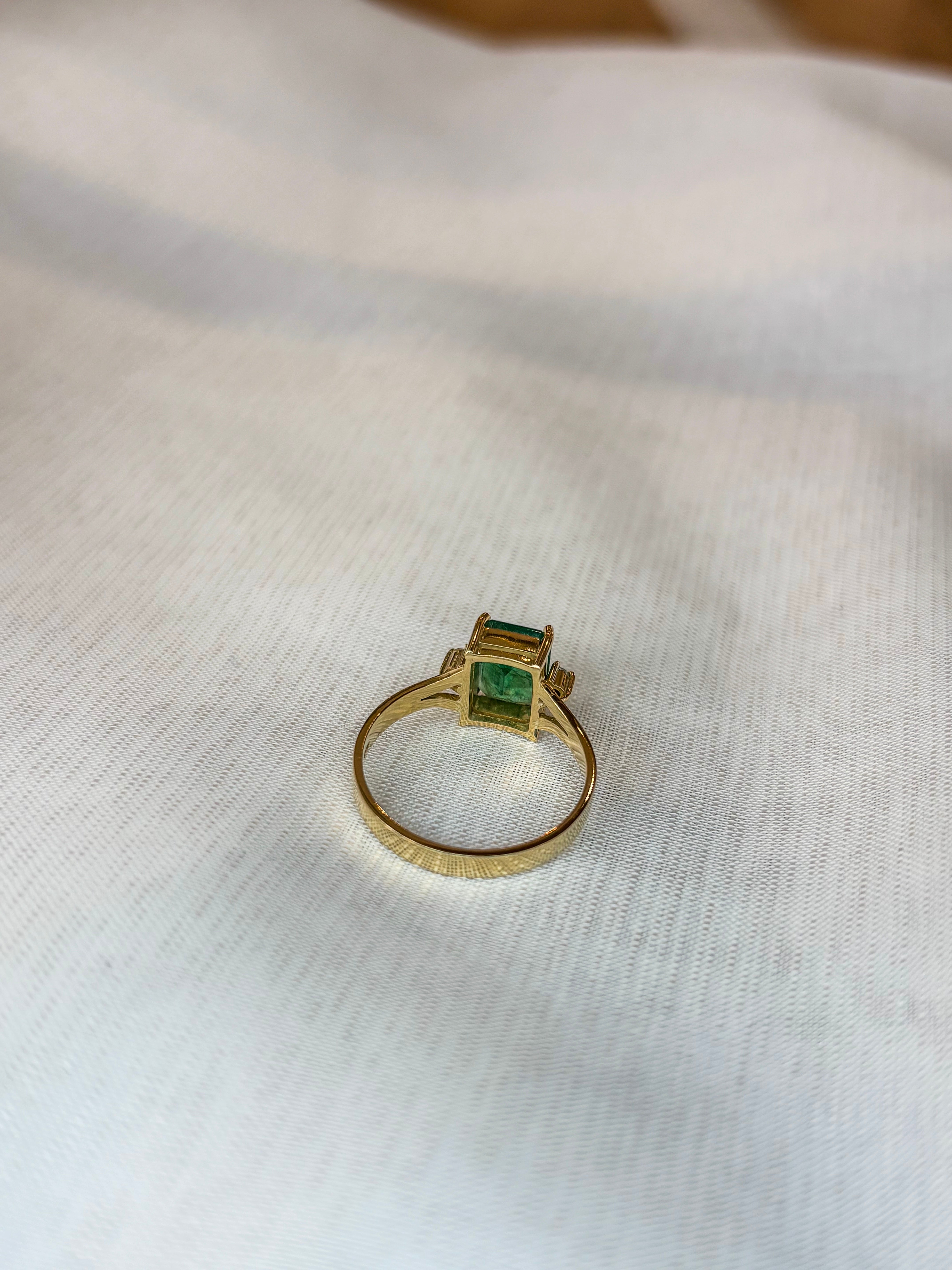 Emerald and Diamonds Square Sparkle Ring - Gold 18k