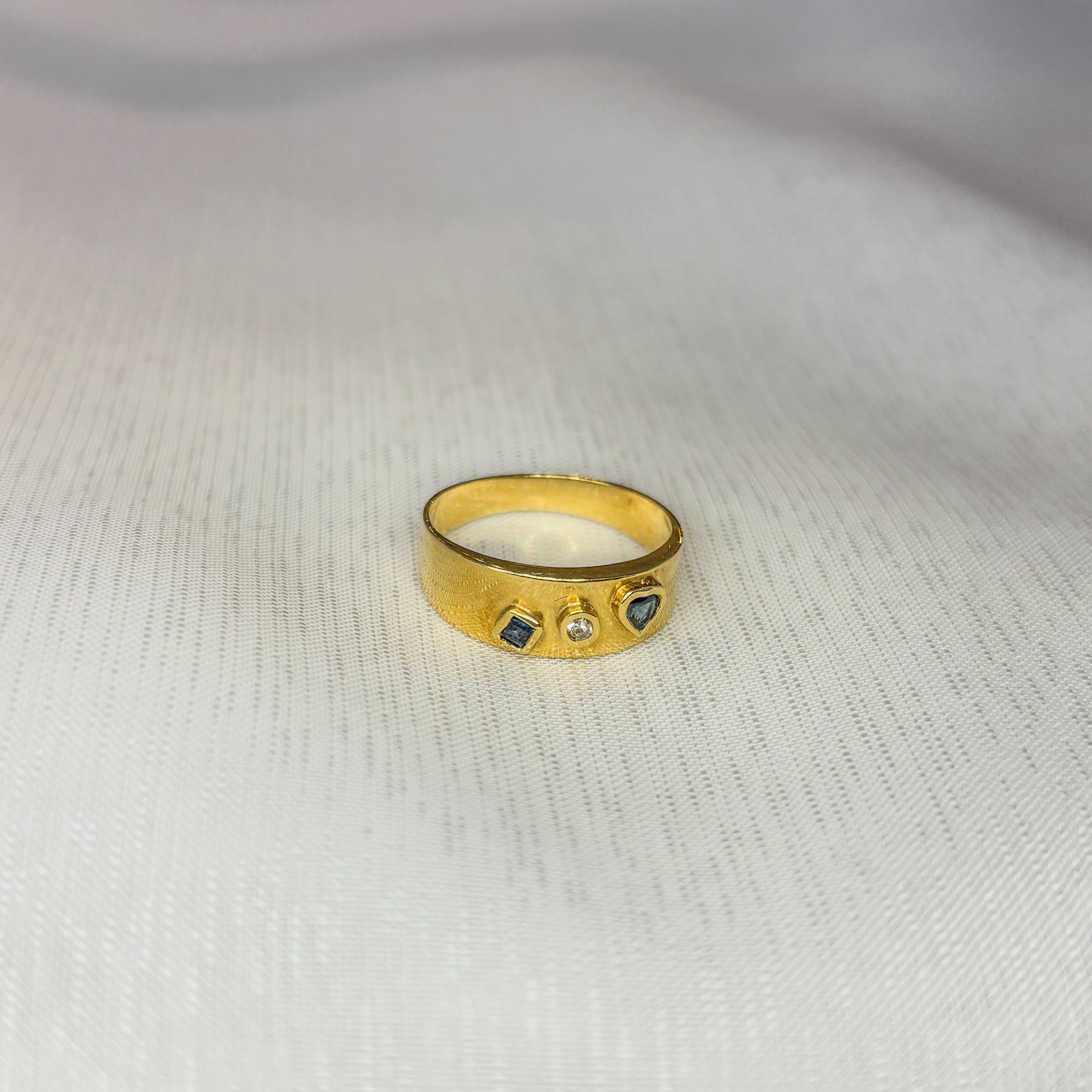 Sapphire and Diamonds Eternal Sky Ring - Gold 18k