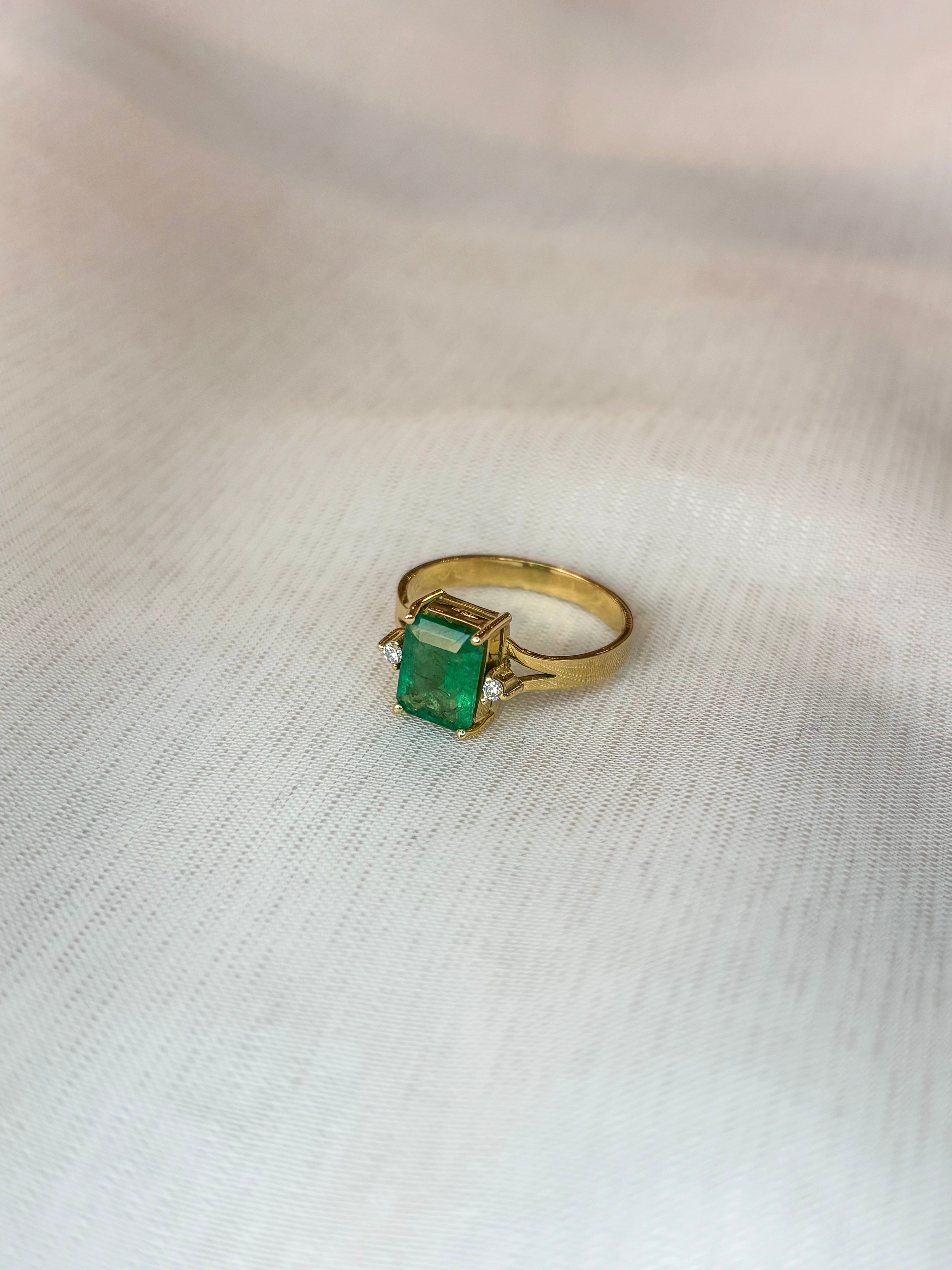 Emerald and Diamonds Square Sparkle Ring - Gold 18k