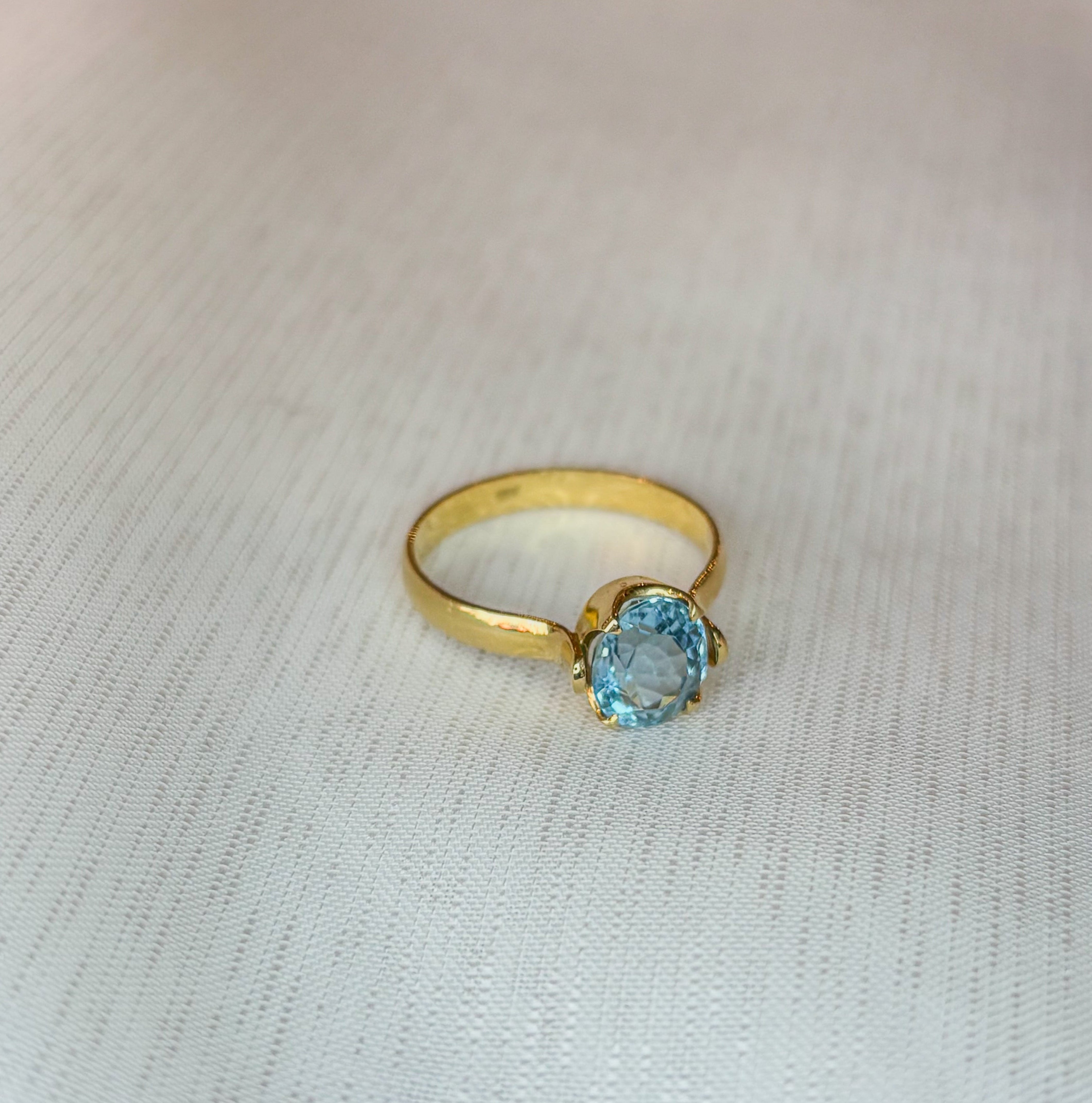 Aquamarine Classic Round Ring - Gold 18k