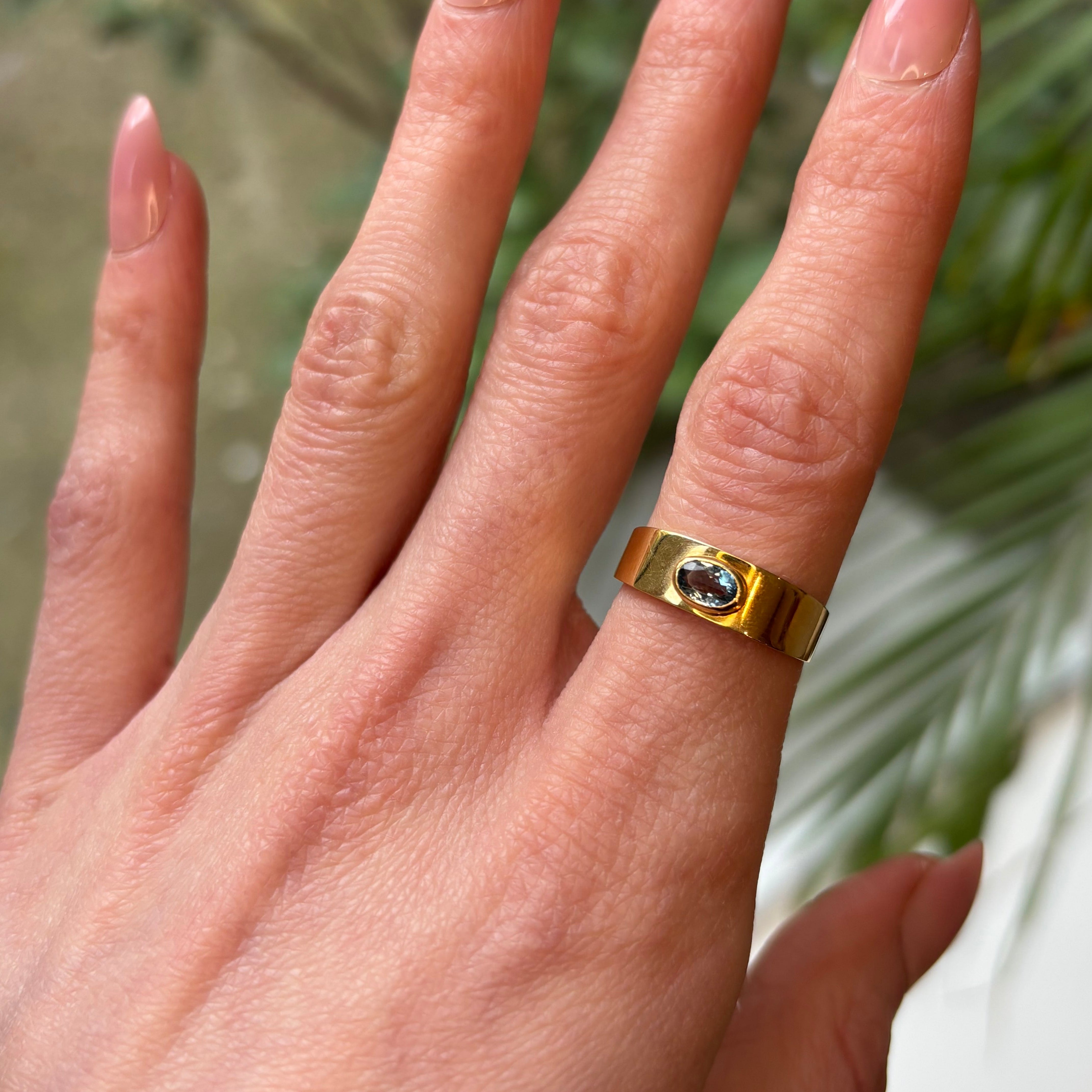 Aquamarine Oval Horizon Ring Gold 18k