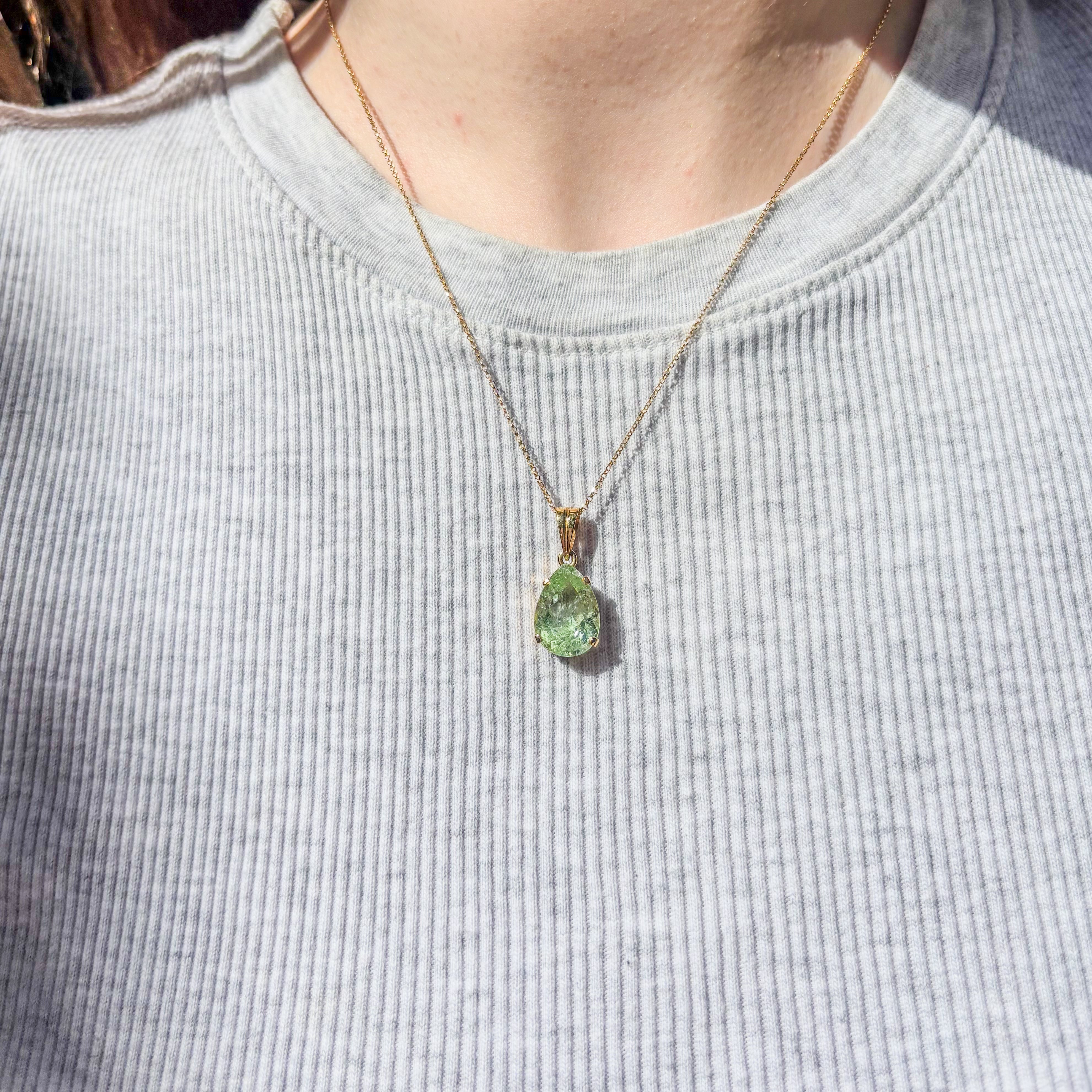 Green Tourmaline Radiant Drop Pendant - Gold 18k