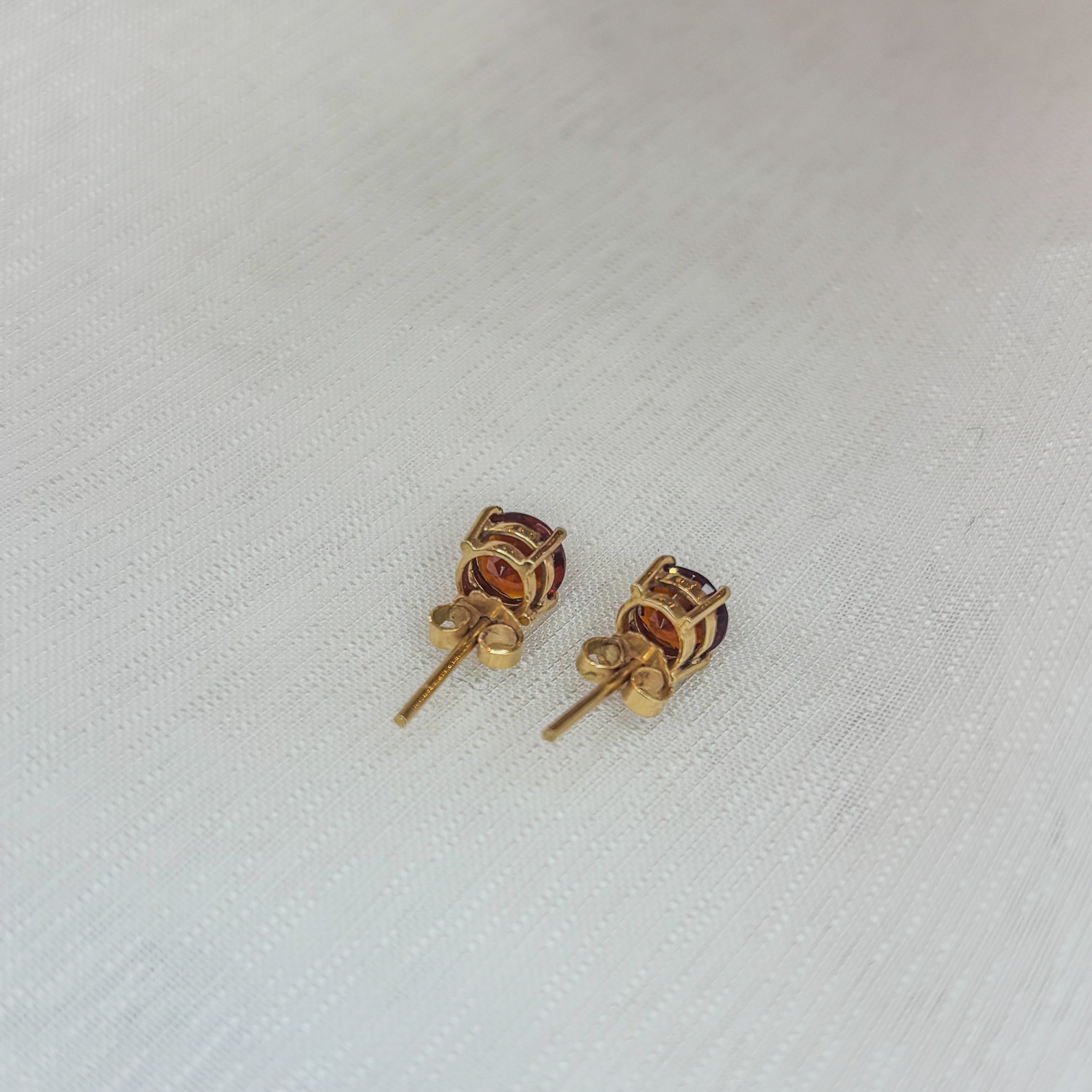Garnet Scarlet Stud Earrings - Gold 18k