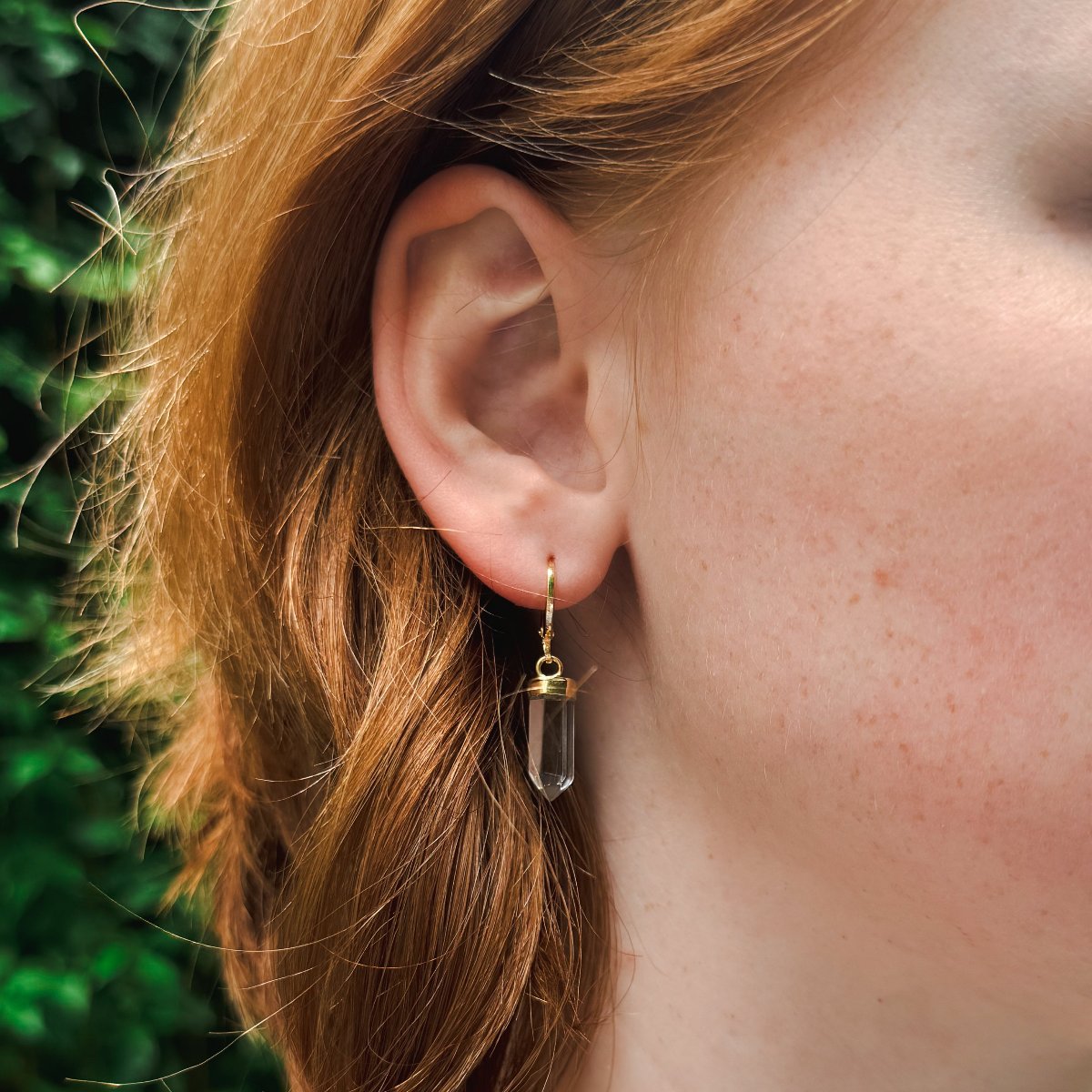 Helder kwarts puntig prisma - creolen - verguld