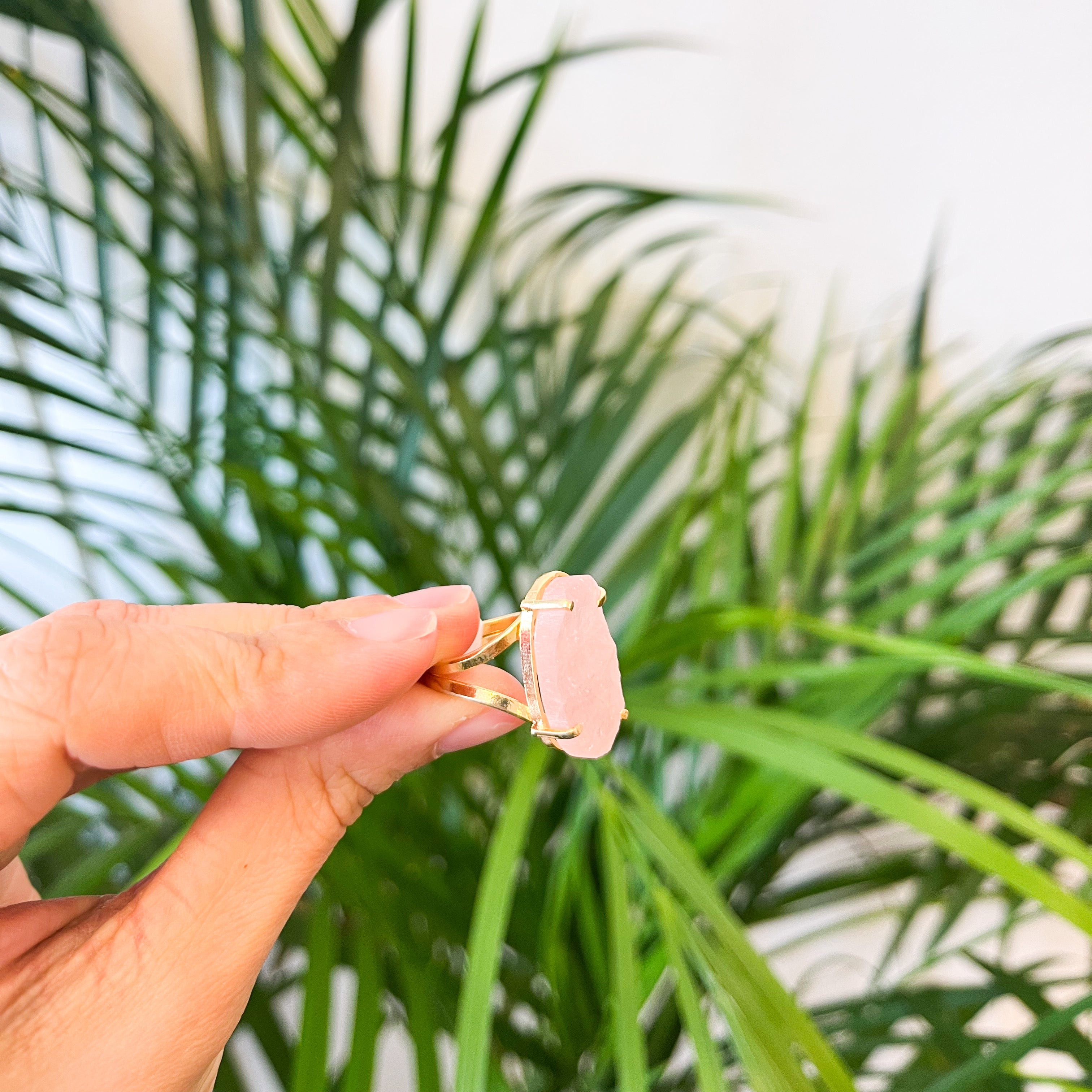 Ring Big Oval Raw Rose Quartz - 18k Gold Plated