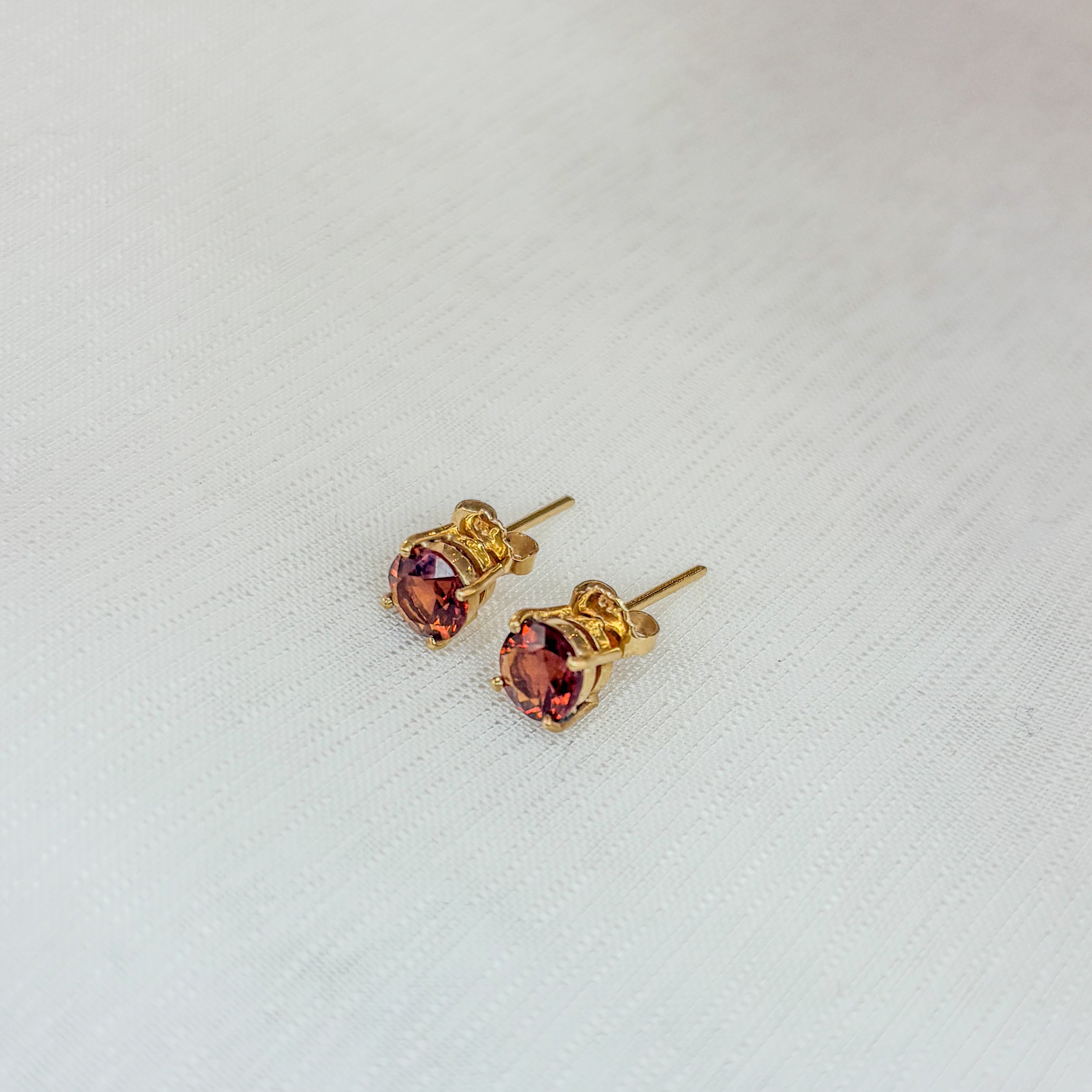 Garnet Scarlet Stud Earrings - Gold 18k