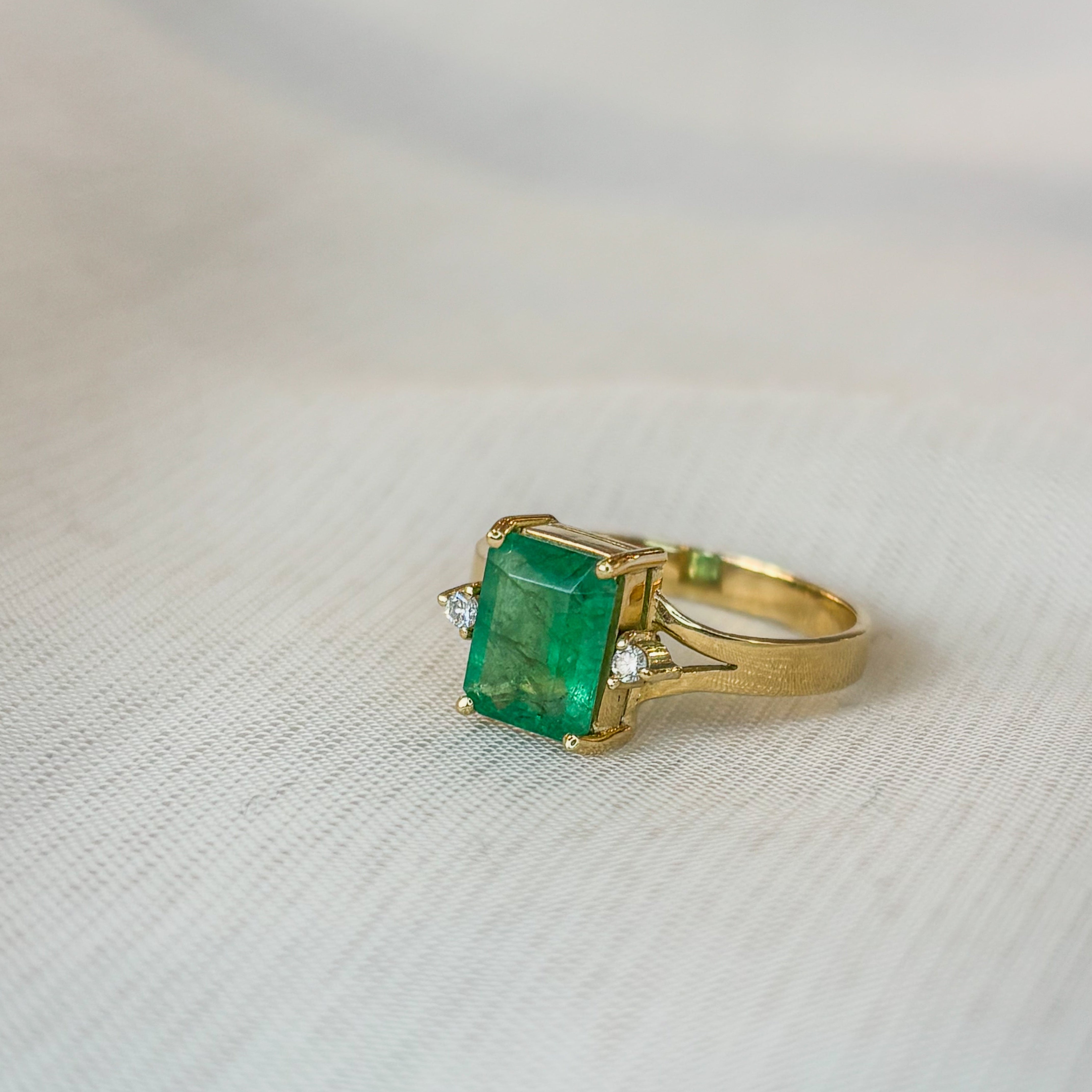 Emerald and Diamonds Square Sparkle Ring - Gold 18k