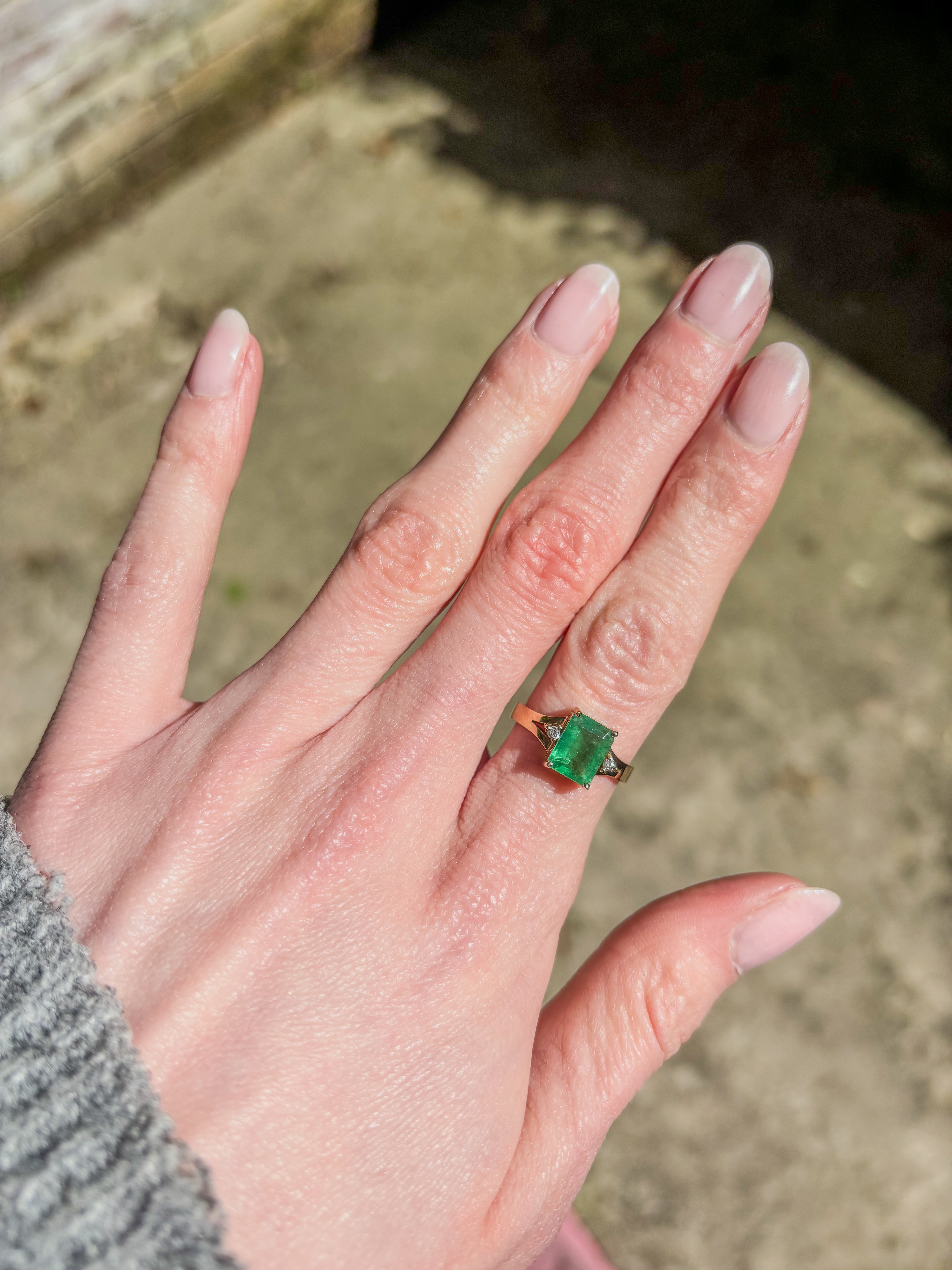 Emerald and Diamonds Square Sparkle Ring - Gold 18k