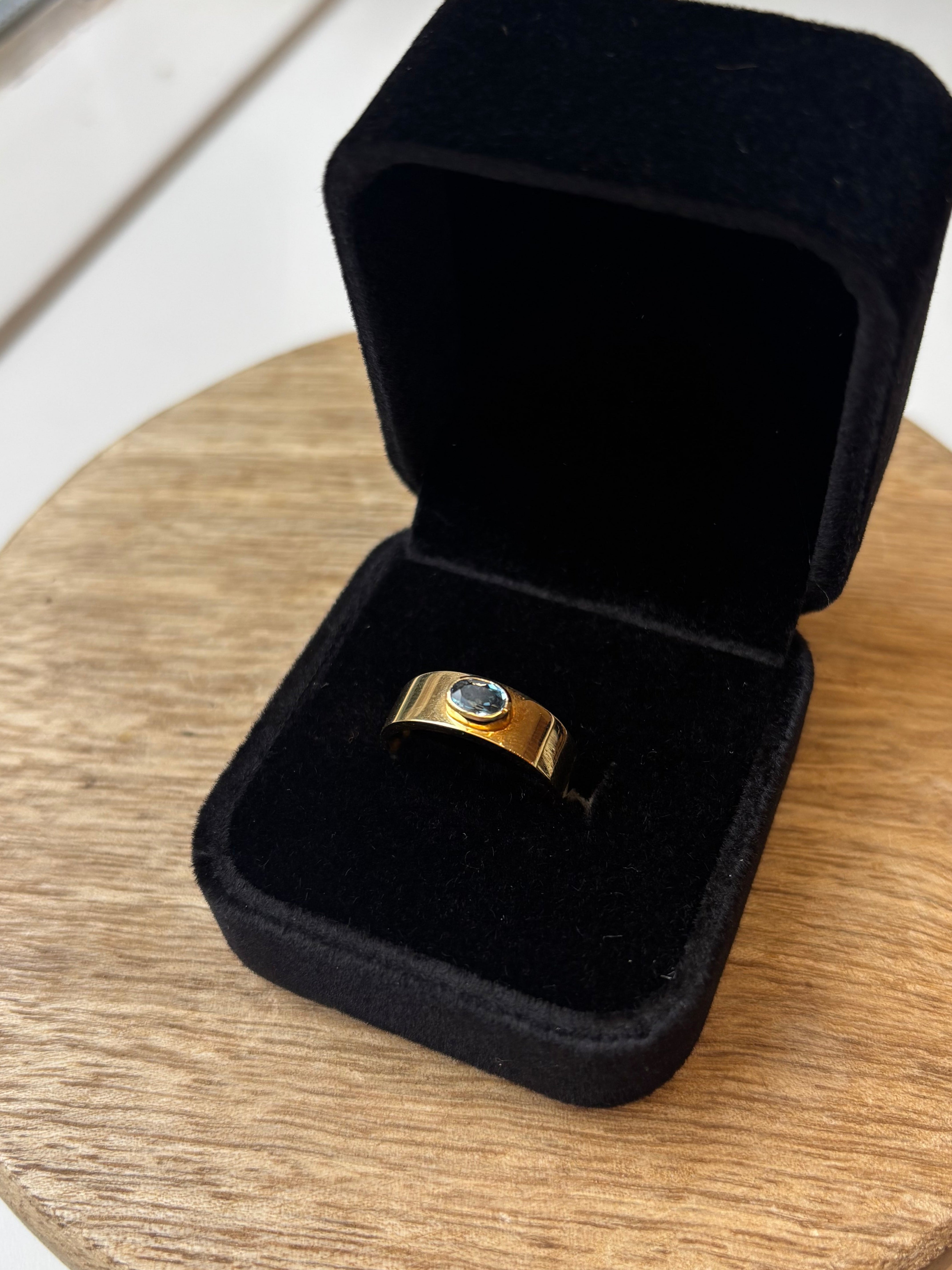 Aquamarine Oval Horizon Ring - Gold 18k