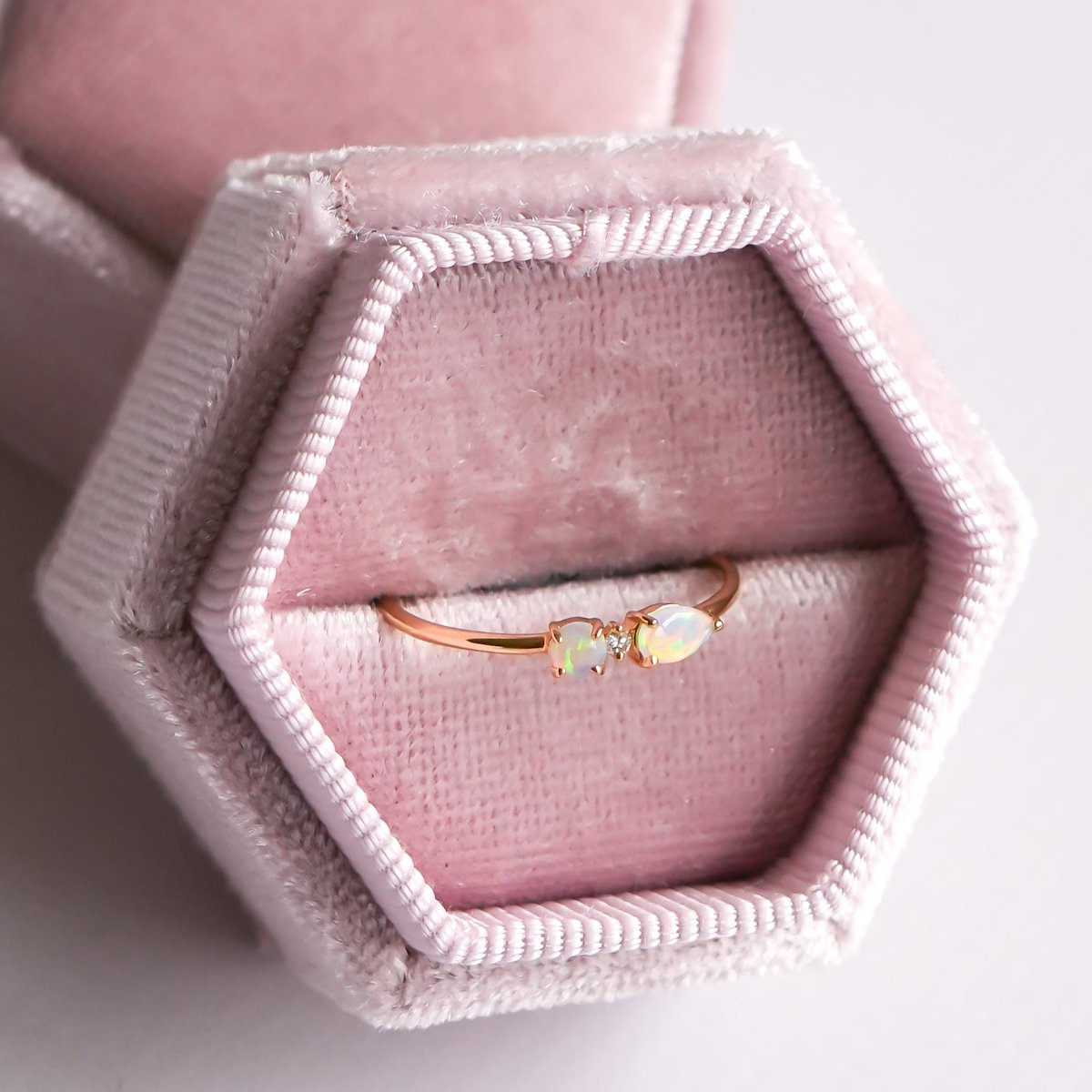 Opal & Diamond Ring - Call of Venus - 18k Gold